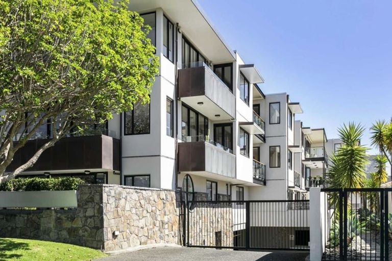 Photo of property in 2a/7 Frieston Road, Milford, Auckland, 0620