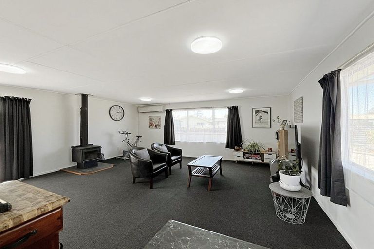 Photo of property in 26 Cumberland Place, Kelvin Grove, Palmerston North, 4414
