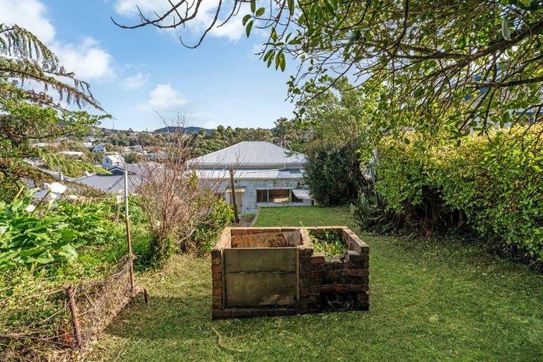 Photo of property in 18 Woburn Road, Northland, Wellington, 6012
