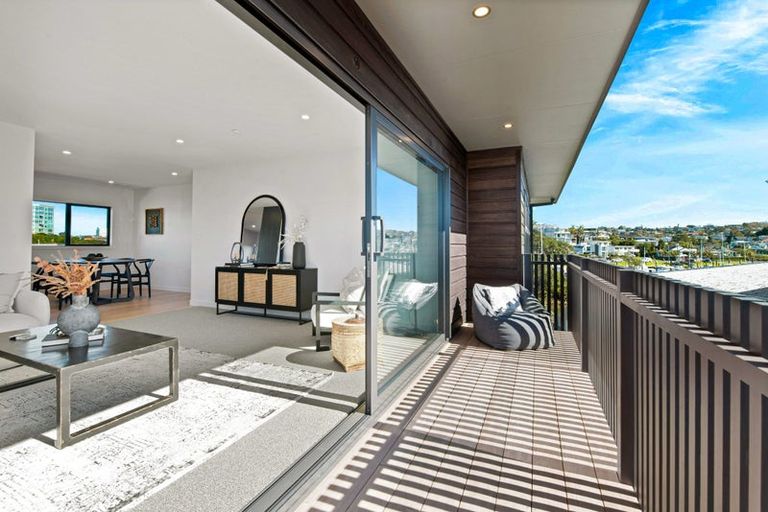 Photo of property in 2/1 Omana Road, Milford, Auckland, 0620