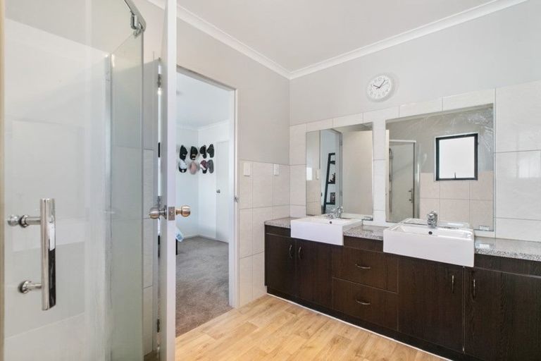 Photo of property in 121 Keri Vista Rise, Papakura, 2110