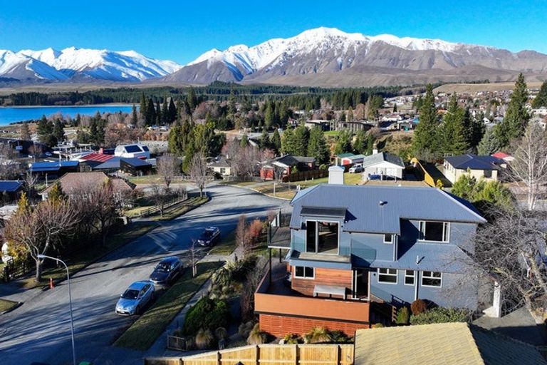 Photo of property in 35 Aorangi Crescent, Lake Tekapo, 7999