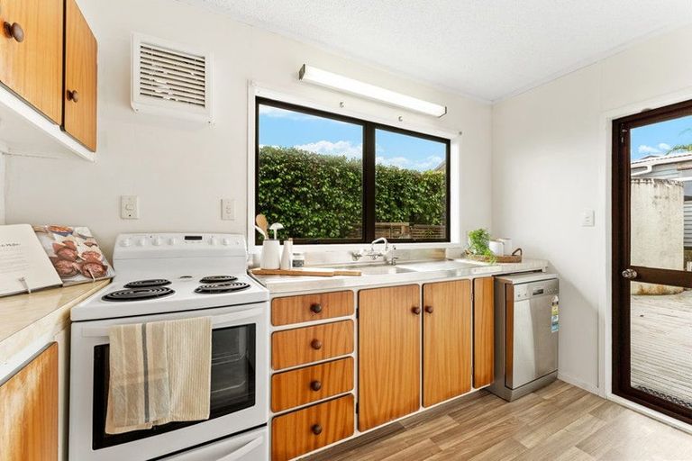 Photo of property in 19 Tindalls Bay Road, Tindalls Beach, Whangaparaoa, 0930