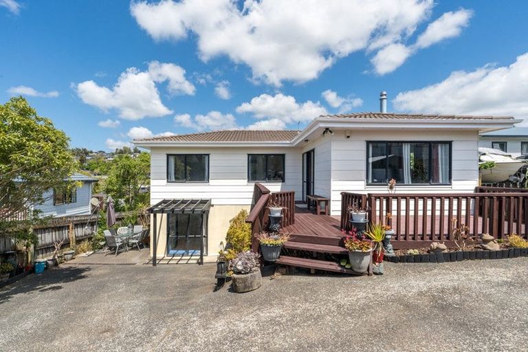 Photo of property in 3 Loughanure Place, Massey, Auckland, 0614