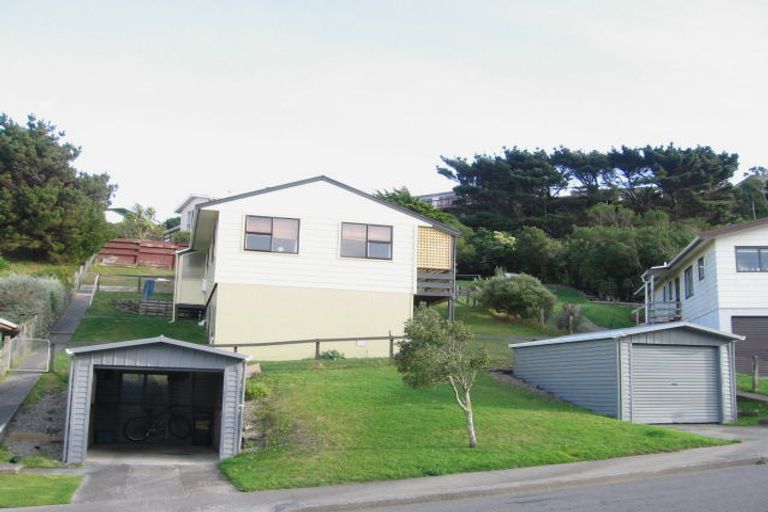 Photo of property in 15 Fernhaven Grove, Newlands, Wellington, 6037