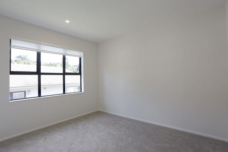 Photo of property in 1a Kirkdale Place, Northcross, Auckland, 0632