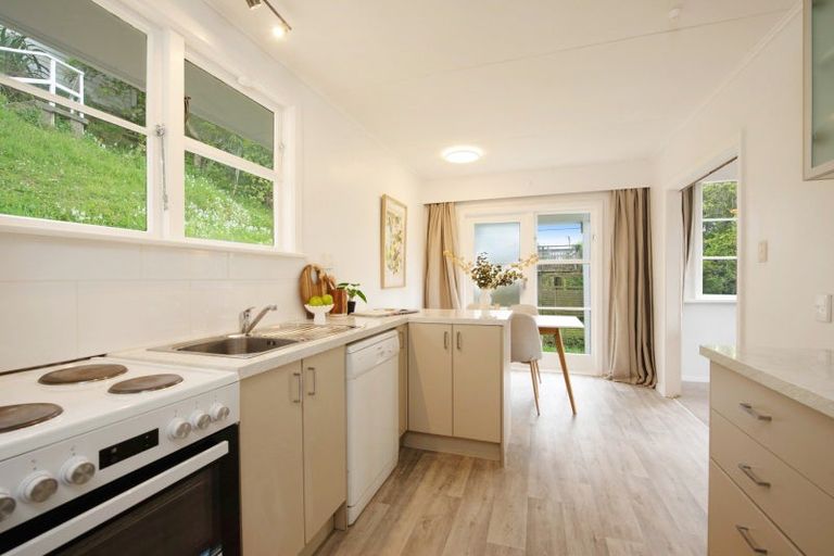 Photo of property in 135 Ruskin Road, Newlands, Wellington, 6037