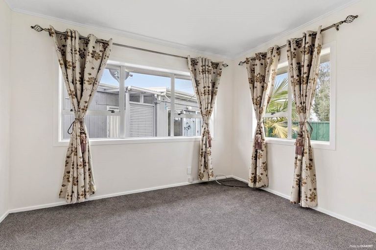 Photo of property in 31 London Street, Te Atatu Peninsula, Auckland, 0610
