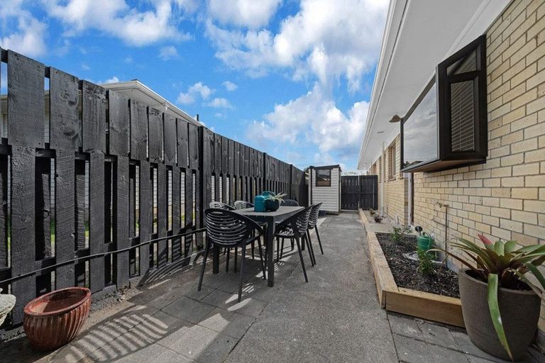 Photo of property in 1/52 Butterworth Drive, Glendene, Auckland, 0602