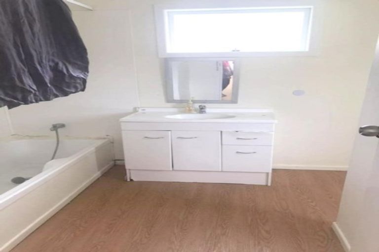 Photo of property in 12 Karamu Street, Te Atatu Peninsula, Auckland, 0610