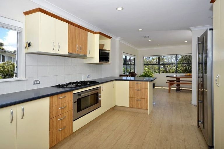 Photo of property in 20 Geoffrey Road, Torbay, Auckland, 0630