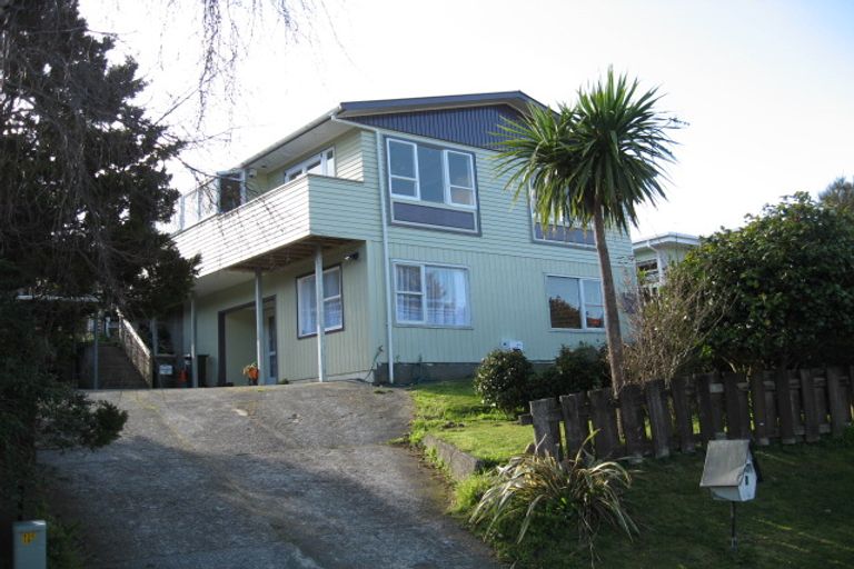 Photo of property in 5 Lincoln Grove, Wainuiomata, Lower Hutt, 5014
