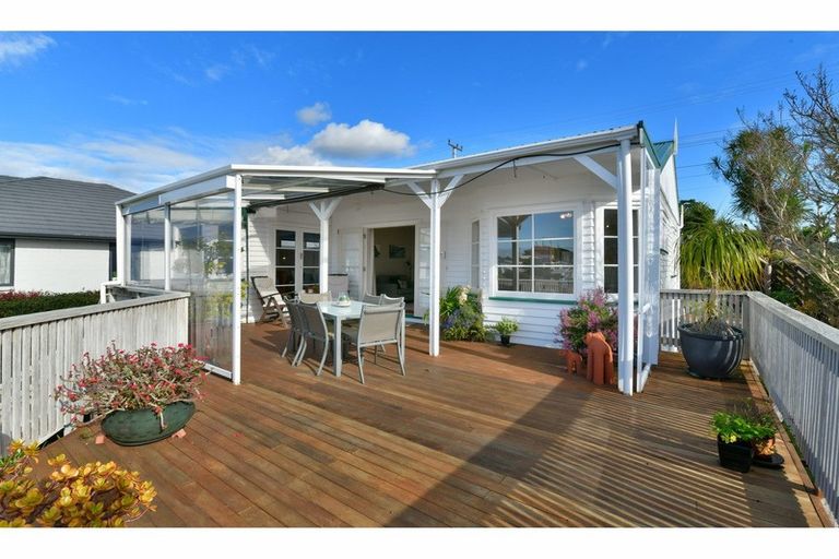 Photo of property in 9 Moffat Road, Red Beach, 0932