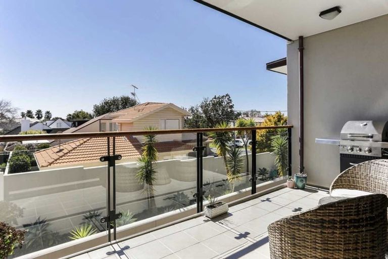 Photo of property in 2a/7 Frieston Road, Milford, Auckland, 0620