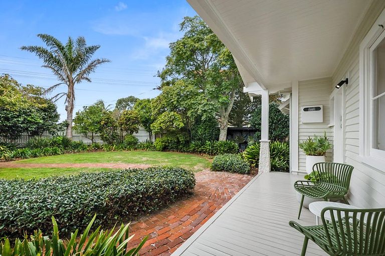 Photo of property in 66 Paynters Avenue, Strandon, New Plymouth, 4312