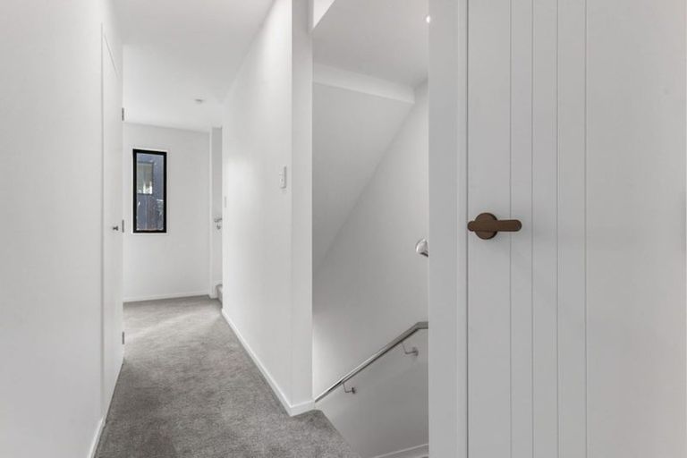 Photo of property in 1/1 Roseberry Avenue, Birkenhead, Auckland, 0626