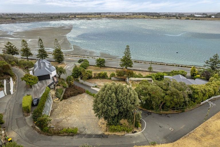 Photo of property in 4 The Brae, Mount Pleasant, Christchurch, 8081