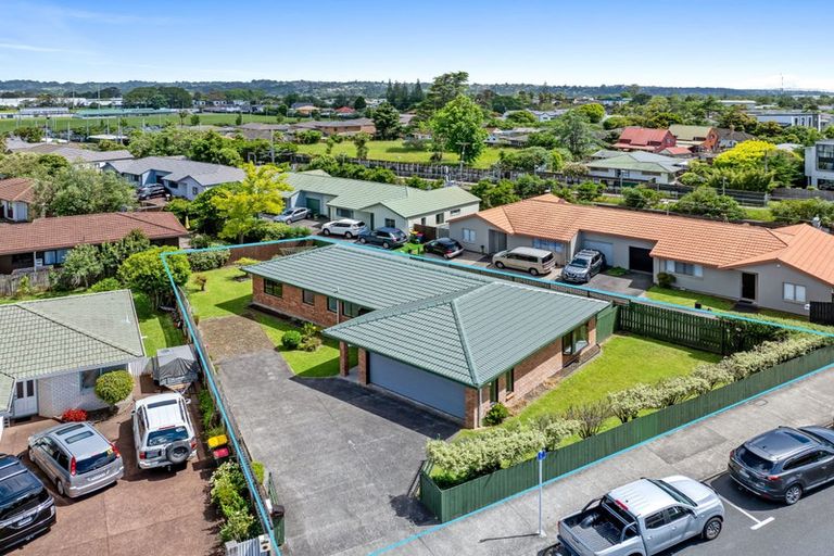 Photo of property in 19 Sturges Road, Henderson, Auckland, 0612