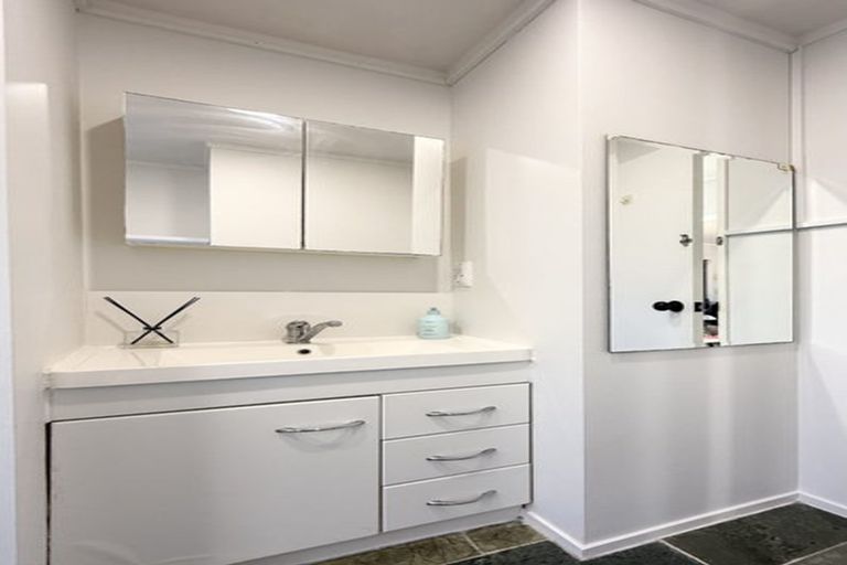 Photo of property in 2/3 Aorangi Place, Birkenhead, Auckland, 0626