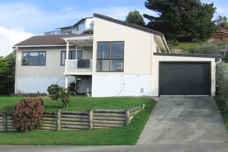 Photo of property in 11 Fernhaven Grove, Newlands, Wellington, 6037