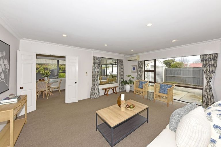 Photo of property in 2/23 Broadfell Avenue, Avonhead, Christchurch, 8042