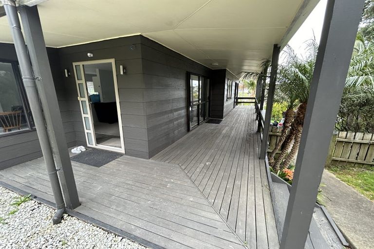 Photo of property in 15 Atlantis Place, Totara Vale, Auckland, 0629