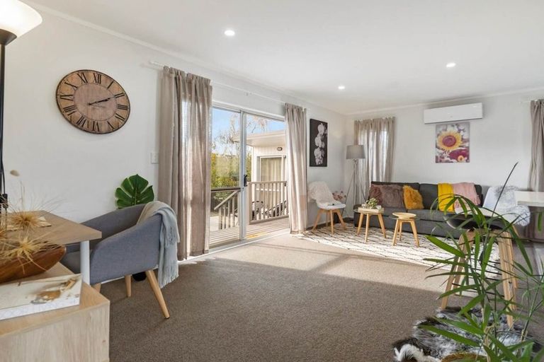 Photo of property in 2/22 Tamworth Close, Manurewa, Auckland, 2102