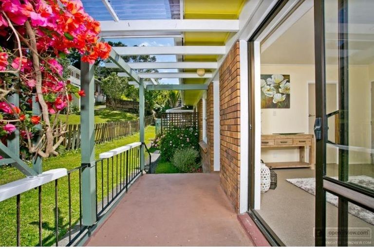 Photo of property in 1/53 Ayton Drive, Totara Vale, Auckland, 0629