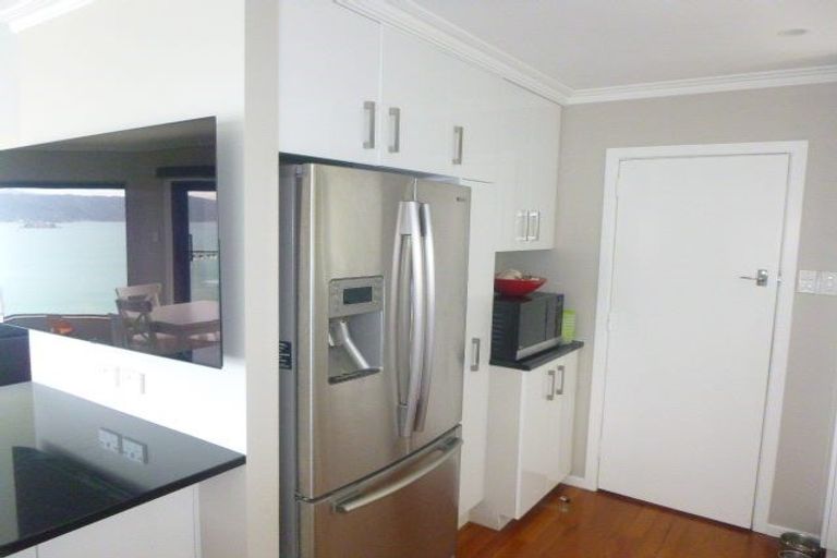 Photo of property in 124 Nevay Road, Karaka Bays, Wellington, 6022