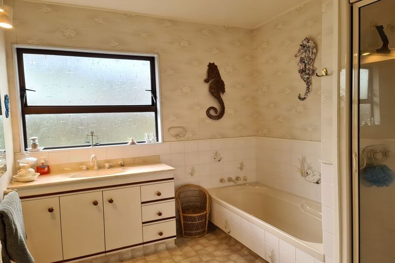 Photo of property in 100 Freyberg Avenue, Tamatea, Napier, 4112