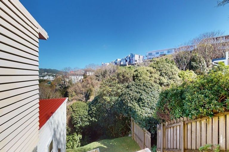 Photo of property in 2/10 Mataroa Avenue, Northland, Wellington, 6012