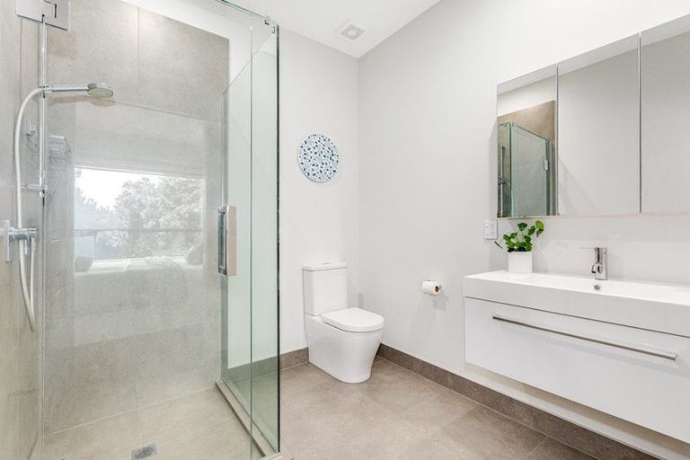 Photo of property in 1b Wai-iti Crescent, Woburn, Lower Hutt, 5010