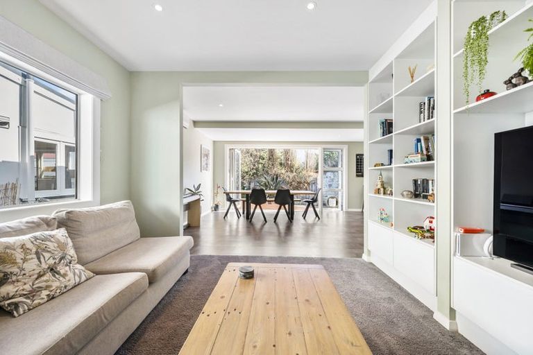 Photo of property in 100 Onepu Road, Lyall Bay, Wellington, 6022