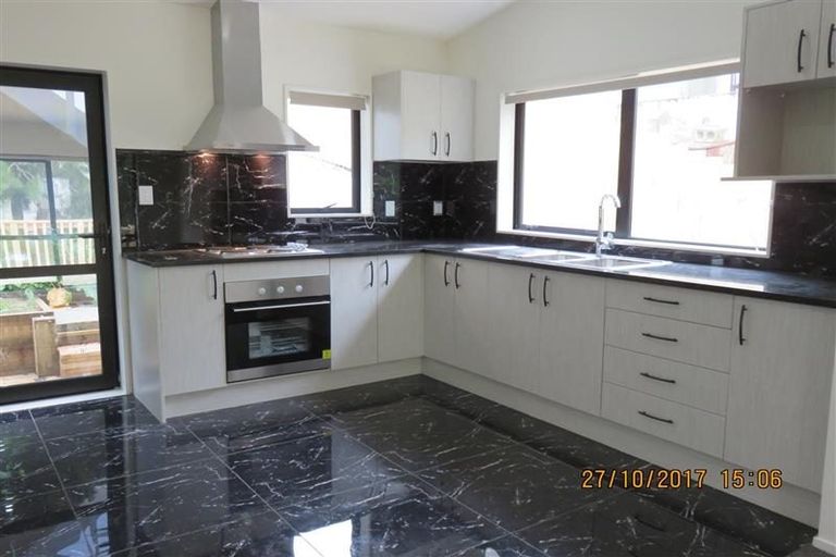 Photo of property in 5 Fernhaven Place, Massey, Auckland, 0614