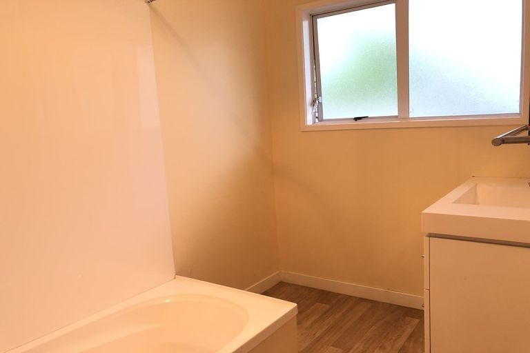 Photo of property in 89 Woodglen Road, Glen Eden, Auckland, 0602