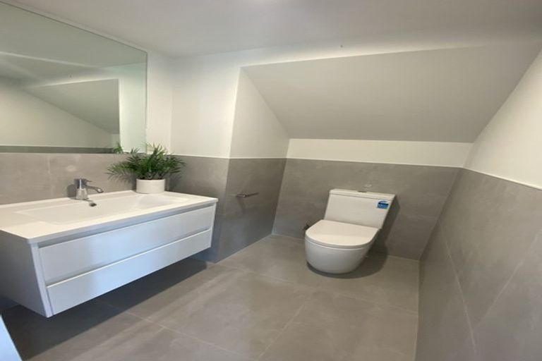 Photo of property in 32a Tupaki Place, Pakuranga Heights, Auckland, 2010