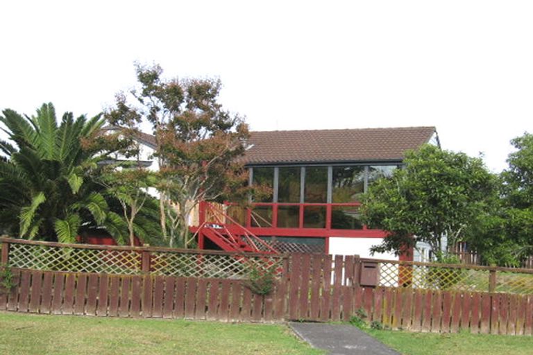 Photo of property in 1 Trengove Place, West Harbour, Auckland, 0618