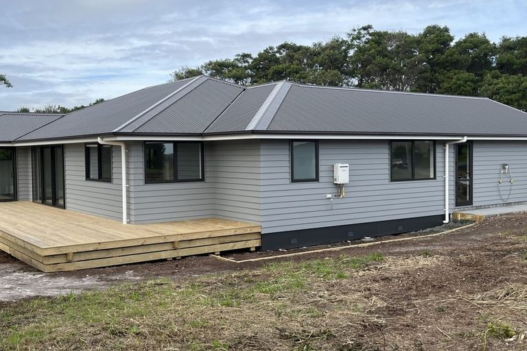 Photo of property in 24 Dudley Crescent, Cable Bay, 0420