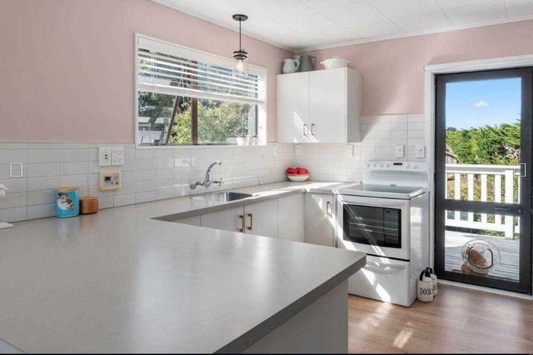 Photo of property in 27 Hemara Street, Waikanae Beach, Waikanae, 5036