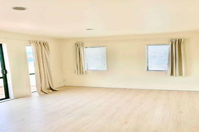 Photo of property in 1/881 East Coast Road, Northcross, Auckland, 0632