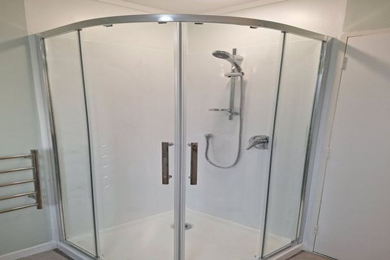 Photo of property in 17a Kingsbridge Place, Newlands, Wellington, 6037