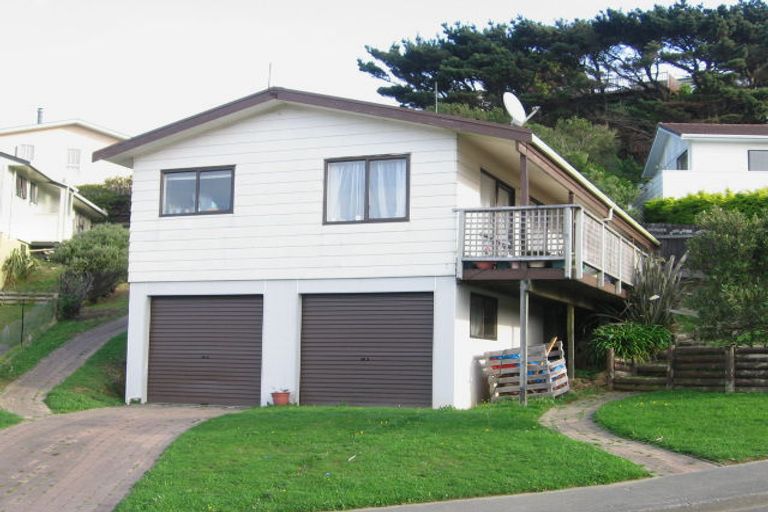 Photo of property in 17 Fernhaven Grove, Newlands, Wellington, 6037