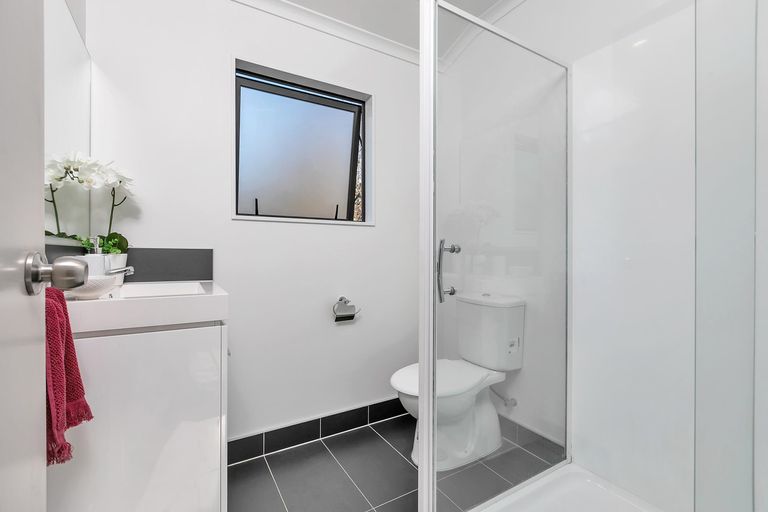 Photo of property in 40a Roberts Road, Glenfield, Auckland, 0629