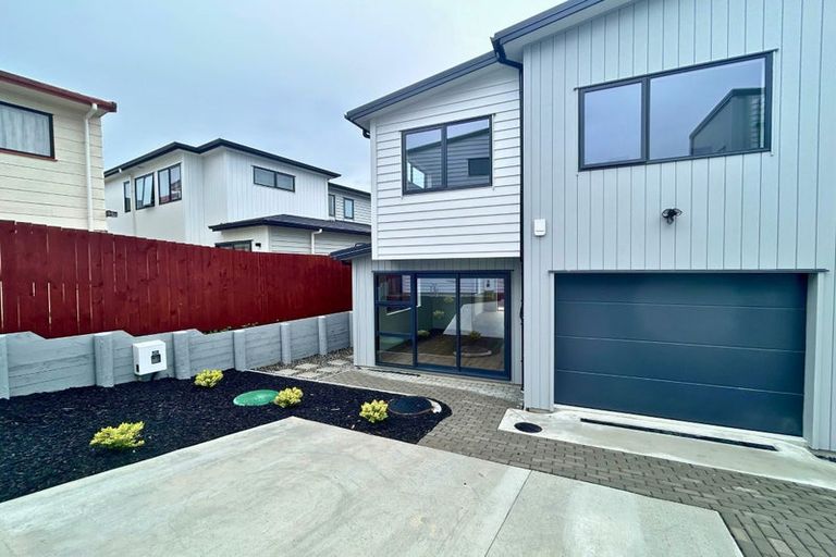 Photo of property in 23c Athena Drive, Totara Vale, Auckland, 0629