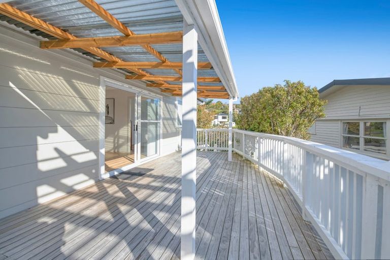 Photo of property in 5 Maori Hut Road, Red Beach, 0932