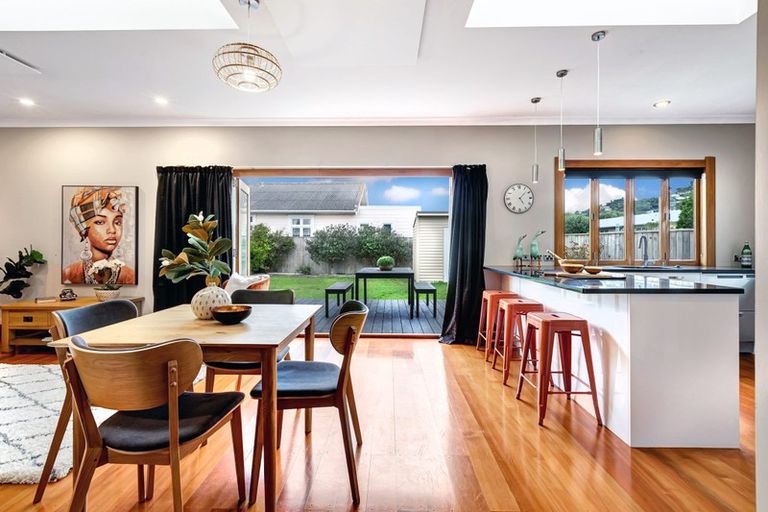 Photo of property in 74 Endeavour Street, Lyall Bay, Wellington, 6022