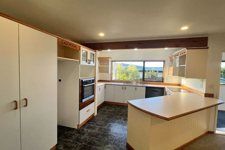 Photo of property in 28 Pohutukawa Avenue, Red Beach, 0932