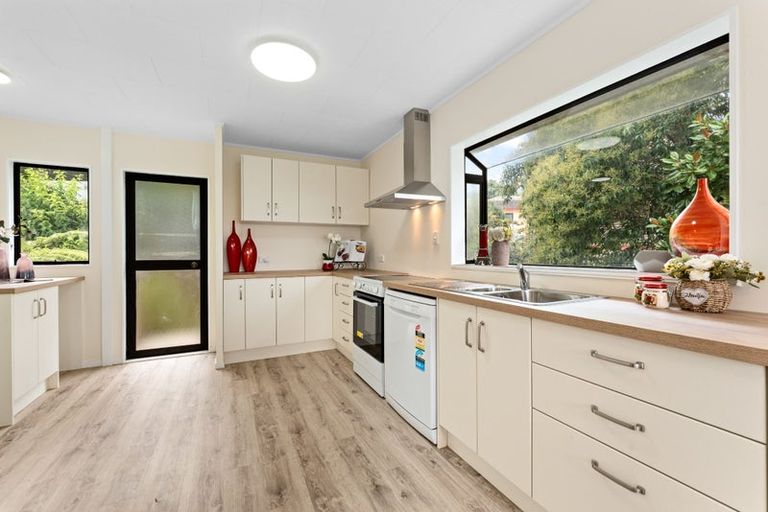 Photo of property in 2/16 Kupari Place, Totara Vale, Auckland, 0629