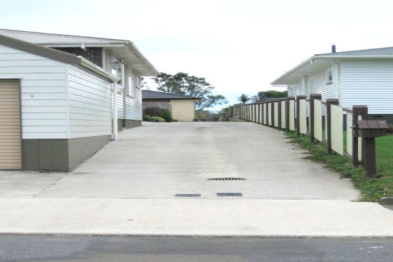 Photo of property in 9a Pinkerton Grove, Newlands, Wellington, 6037