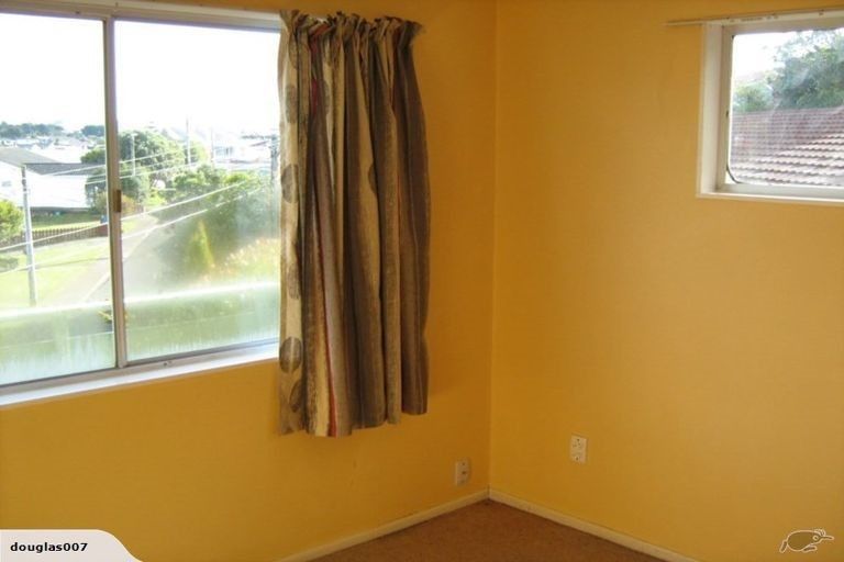 Photo of property in 8a Longcroft Terrace, Newlands, Wellington, 6037